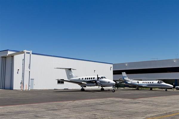 Aerolease West - Van Nuys Airport (VNY) - Aeroplex / Aerolease Group (5/24/2011)