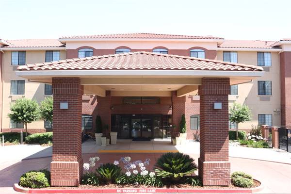 Holiday Inn Express & Suites (8/26/2015 - Credits: http://www.ihg.com/holidayinnexpress/hotels/us/en/davis/sacda/hoteldetail)