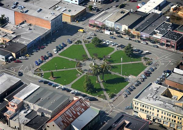 Arcata (10/6/2005 - Credits: By Terrence McNally (originally posted to Flickr as Arcata Plaza) [CC BY 2.0 (http://creativecommons.org/licenses/by/2.0)], via Wikimedia Commons)