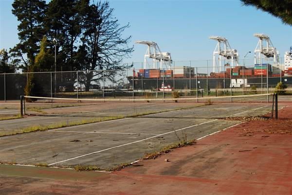 Alameda Point & Seaplane Lagoon - BRAC (3/19/2009 - Credits: "Tennis, Anyone?"  by David Colburn (CC BY-NC-ND 2.0)[https://creativecommons.org/licenses/by-nc-nd/2.0/legalcode]https://www.flickr.com/photos/fragmentaryevidence/)