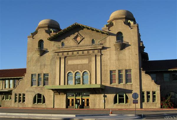 San Bernardino Santa Fe Depot (11/26/2010 - Credits: "San Bernardino Santa Fe Depot (3486a)" by Don Barrett (CC BY-NC-ND 2.0)[https://creativecommons.org/licenses/by-nc-nd/2.0/legalcode]https://www.flickr.com/photos/donbrr/)