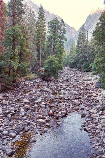 Yosemite National Park (9/24/2014 - Credits: "Mist Trail, Yosemite National Park" by Karlis Dambarns (CC BY 2.0)[https://creativecommons.org/licenses/by/2.0/legalcode]https://www.flickr.com/photos/janitors/)