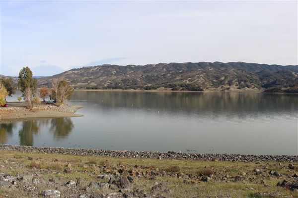 Coyote Valley Dam / Lake Mendocino - Coyote Valley Dam - Lake Mendocino shores & parking lot (11/30/2017 - Credits: Kellen Lim)