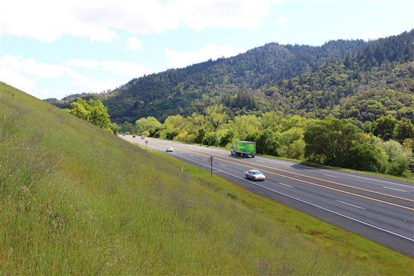 Redwood Highway - Highway 101 - Cloverdale to Ukiah - Highway 101 - looking southward; 10 miles south of Hopland (just north of Cloverdale) (4/18/2017 - Credits: Kellen Lim)