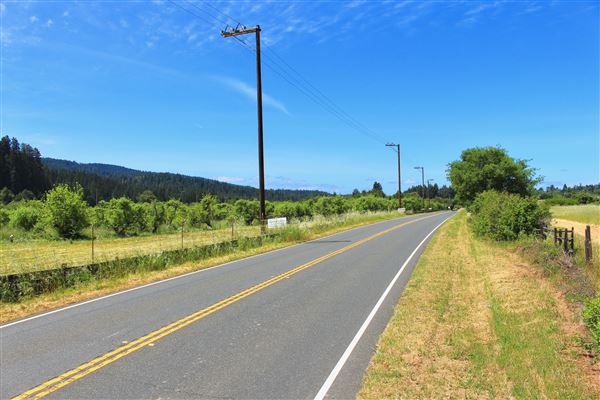 Highway 128 - Anderson Valley corridor - Highway 128 - Near Gowan's Oak Tree Farm Stand (5/15/2018 - Credits: Kellen Lim)