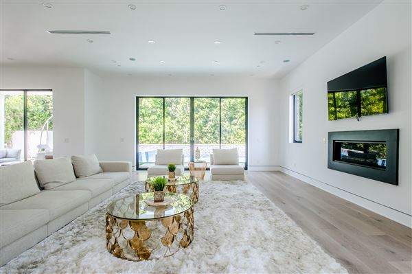 Dream Villa (11/1/2018 - Credits: Living The Dream)