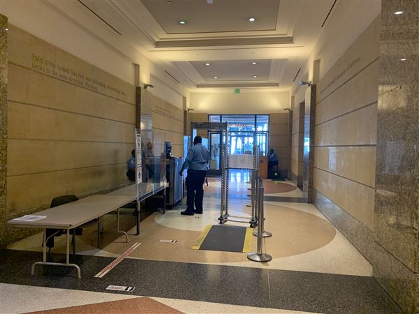 Junipero Serra State Building - Department of General Services (DGS) - Lobby and hallways (8/3/2022 - Credits: Brandy Davis)