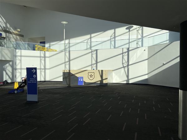 Los Angeles International Airport (LAX) - T2 Ticketing Interior / Foyer (1/9/2024 - Credits: Michael S. Hoffner)