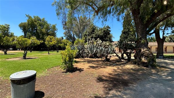 Los Encinos State Historic Park (SHP) adjacent to currently closed Lakeside Restaurant & Lounge (7/12/2024 - Credits: Brandy Davis)