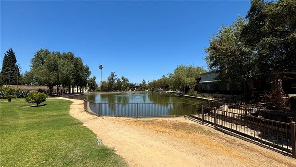 Los Encinos State Historic Park (SHP) adjacent to currently closed Lakeside Restaurant & Lounge (7/12/2024 - Credits: Brandy Davis)