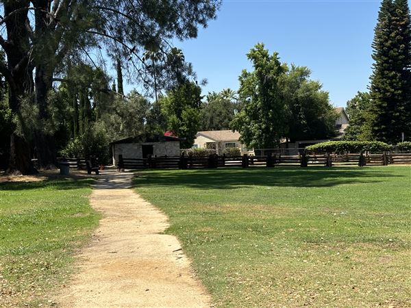 Los Encinos State Historic Park (SHP) adjacent to currently closed Lakeside Restaurant & Lounge (7/12/2024 - Credits: Brandy Davis)