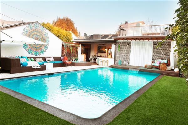 Private Boho Glam Mantra House with Pool, Views & Multiple Backdrops in Burbank Hills (4/1/2024 - Credits: IG @bfreeperiod    Brian K Freeman Jr.)
