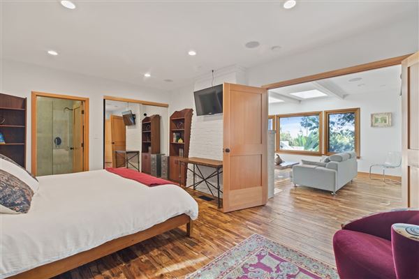 Hollywood Hills Modern Vintage (12/20/2024 6:05:18 PM - Credits: submitted by:)