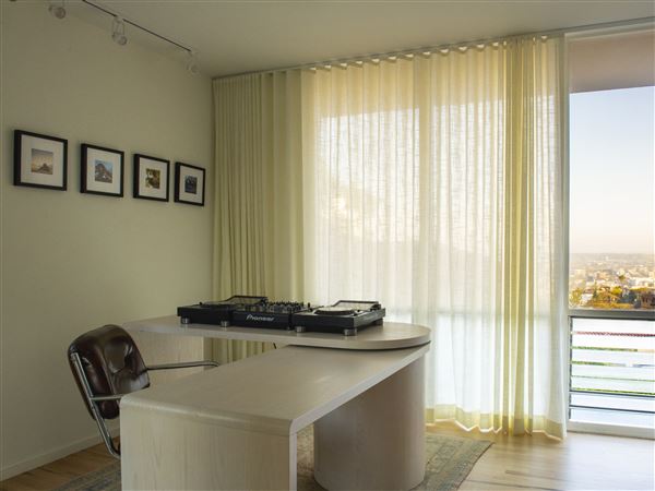 Midcentury Modern Hills Home (3/25/2025 - Credits: submitted by: Sean  Mcnichol)