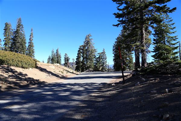 Sherman Pass Rd. - Sherman Pass, California from western side (10/17/2013 - Credits: By GerthMichael at German Wikipedia, CC BY-SA 3.0, https://commons.wikimedia.org/w/index.php?curid=30288402)