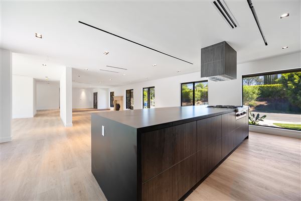 Contemporary Mid-Century Luxury Home (10/27/2025 - Credits: submitted by: Jenarda Makupson)