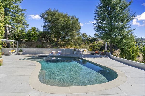 Sherman Oaks Oasis (10/20/2025 - Credits: submitted by: Andrea Bailey)