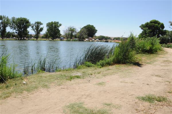 Mojave Narrows Regional Park - Pelican Lake (7/6/2012 - Credits: Leo Fialho)