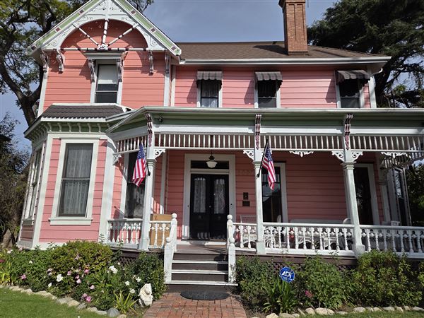 Pink Victorian Estate Near Downtown Los Angeles (3/27/2026 - Credits: submitted by: Dovid Junik)