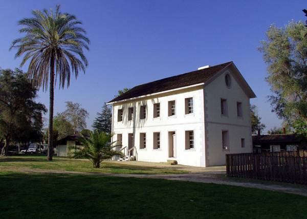 Los Encinos State Historic Park (SHP) adjacent to currently closed Lakeside Restaurant & Lounge (12/31/2003)