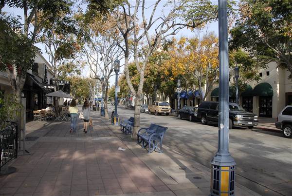 Westwood Village - Broxton Ave. (South) (11/30/2010 - Credits: Errol Reichow)