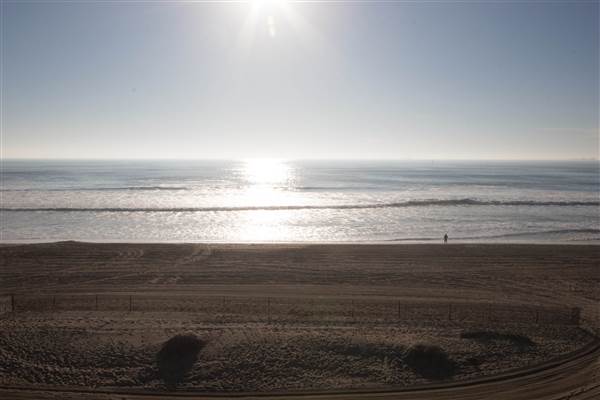 Bolsa Chica State Beach (SB) & Lifeguard Tower (2/11/2014 - Credits: Kevin Lachman)