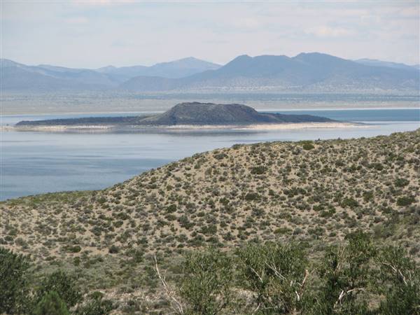Mono Lake Tufa State Natural Reserve (SNR) / South Tufa Lake - Inyo National Forest (NF) - http://stateparkclosurestrip.blogspot.com/ (3/2/2016 - Credits: Photo courtesy of Lucy D'Mot)