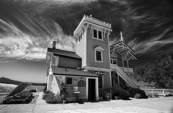 East Brother Light Station Bed & Breakfast (8/22/2009 - Credits: Christopher Michel [CC BY 2.0 (http://creativecommons.org/licenses/by/2.0)], via Wikimedia Commons)