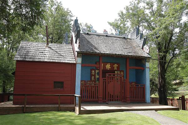 Weaverville Joss House State Historic Park (SHP) (6/9/2004 - Credits: By JERRYE AND ROY KLOTZ MD (Own work) [CC BY-SA 3.0 (http://creativecommons.org/licenses/by-sa/3.0)], via Wikimedia Commons)