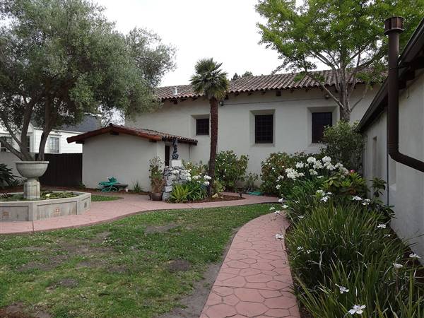 Mission Santa Cruz (6/13/2015 - Credits: By Howcheng (Own work) [CC BY-SA 4.0 (http://creativecommons.org/licenses/by-sa/4.0)], via Wikimedia Commons)