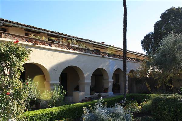 Mission Santa Ines (11/1/2009 - Credits: I, TDRSS [GFDL (http://www.gnu.org/copyleft/fdl.html), CC-BY-SA-3.0 (http://creativecommons.org/licenses/by-sa/3.0/) or CC BY 2.5 (http://creativecommons.org/licenses/by/2.5)], via Wikimedia Commons)