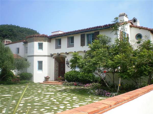 Adamson House - EXTERIORS ONLY @ Malibu Lagoon State Beach (SB) (9/1/2008 - Credits: By Los Angeles (Own work) [CC BY-SA 3.0 (http://creativecommons.org/licenses/by-sa/3.0) or GFDL (http://www.gnu.org/copyleft/fdl.html)], via Wikimedia Commons)