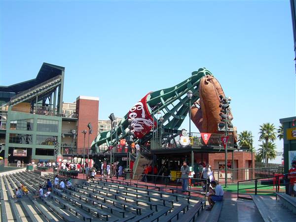 Oracle Park (7/23/2006 - Credits: By No machine-readable author provided. Coasttocoast assumed (based on copyright claims). [GFDL (http://www.gnu.org/copyleft/fdl.html), CC-BY-SA-3.0 (http://creativecommons.org/licenses/by-sa/3.0/) or CC BY-SA 2.5 (http://creativecommons.org/licenses/by-s)