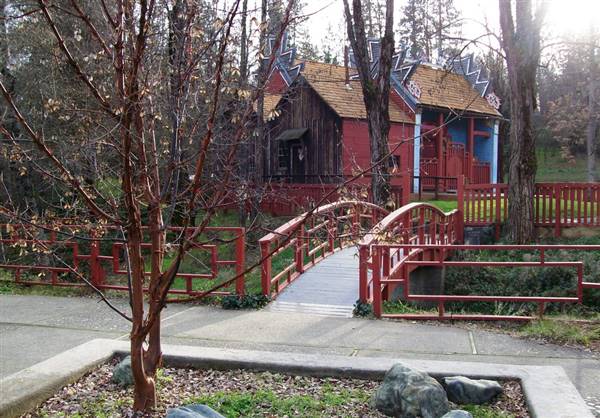 Weaverville Joss House State Historic Park (SHP) (12/9/2007 - Credits: "Weaverville17" by Matthew High (CC BY-NC 2.0) [https://creativecommons.org/licenses/by-nc/2.0/legalcode] https://www.flickr.com/photos/matthigh/)