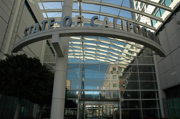 Elihu M Harris State Building - Department of General Services (DGS) (3/23/2008 - Credits: "State of California Building - Oakland" by Russell Mondy (CC BY-NC 2.0) [https://creativecommons.org/licenses/by-nc/2.0/legalcode]https://www.flickr.com/photos/v63/)