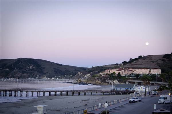 Avila Beach (10/12/2011 - Credits: "Avila Beach, the moon at sunrise" by Elissa Merola (CC BY-NC-ND 2.0)[https://creativecommons.org/licenses/by-nc-nd/2.0/legalcode]https://www.flickr.com/photos/elissamae/)