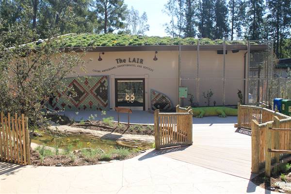 Los Angeles Zoo & Botanical Gardens - LA Zoo (3/8/2012 - Credits: "The Lair at the Los Angeles Zoo" by Loren Javier (CC BY-NC-ND 2.0)[https://creativecommons.org/licenses/by-nc-nd/2.0/legalcode]https://www.flickr.com/photos/lorenjavier/)