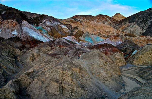 Artist Drive - Death Valley - Highway 168 (12/31/2011 - Credits: "Death Valley_Dec312011" by Digne de Lenea (CC BY-ND 2.0)[https://creativecommons.org/licenses/by-nd/2.0/legalcode]https://www.flickr.com/photos/digdizz/)