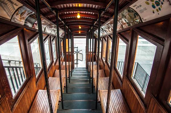 Angels Flight Railway (4/27/2013 - Credits: "20130427_5399.jpg" by Jim Maurer (CC BY-NC-ND 2.0)[https://creativecommons.org/licenses/by-nc-nd/2.0/legalcode] https://www.flickr.com/photos/schaffner/)