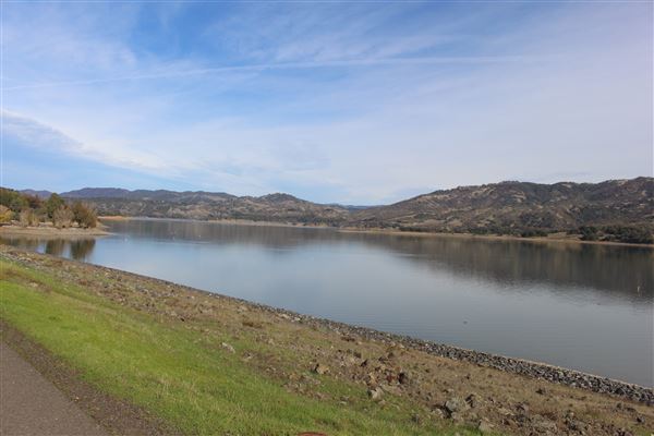 Coyote Valley Dam / Lake Mendocino - Coyote Valley Dam - Lake Mendocino shores (11/30/2017 - Credits: Kellen Lim)