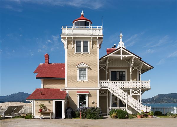 East Brother Light Station Bed & Breakfast (3/8/2013 - Credits: Frank Schulenburg, CC BY-SA 3.0 <https://creativecommons.org/licenses/by-sa/3.0>, via Wikimedia Commons)
