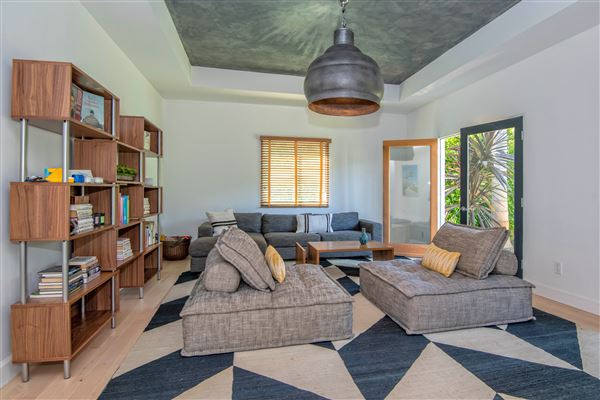 Modern Venice Home (5/1/2023 - Credits: submitted by: Aaron Schiff)