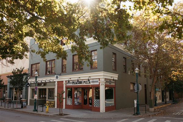 Downtown Santa Cruz - Downtown Santa Cruz - Pleasure Pizza and Mad Yoks (1/1/2023 - Credits: Ben Ingram 2023)
