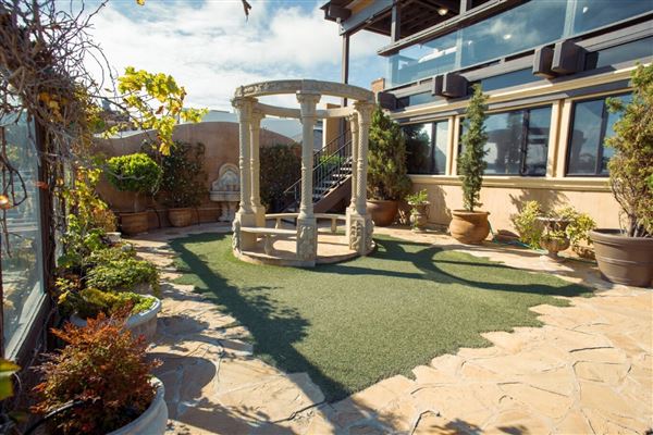Waterfront Lounge & Garden @ Newport Harbor - City Cruises (5/14/2024 - Credits: Photo Courtesy of City Experiences)