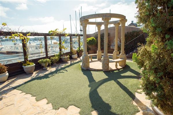 Waterfront Lounge & Garden @ Newport Harbor - City Cruises (5/14/2024 - Credits: Photo Courtesy of City Experiences)