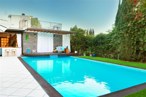 Private Boho Glam Mantra House with Pool, Views & Multiple Backdrops in Burbank Hills (4/1/2024 - Credits: IG @bfreeperiod    Brian K Freeman Jr.)