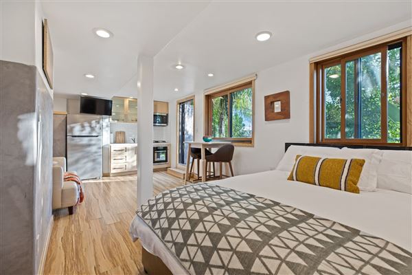Hollywood Hills Modern Vintage (12/20/2024 6:05:12 PM - Credits: submitted by:)