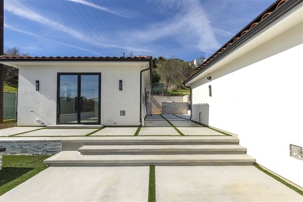 Luxury Mansion in South Pasadena (1/7/2025 6:27:39 PM - Credits: submitted by:)