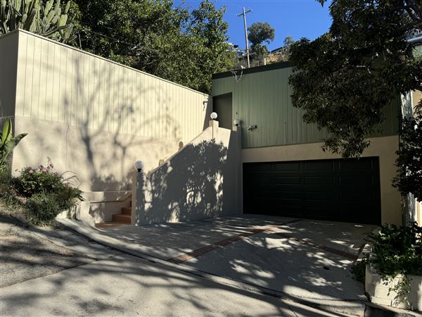 Midcentury Modern Hills Home (3/25/2025 - Credits: submitted by: Sean  Mcnichol)