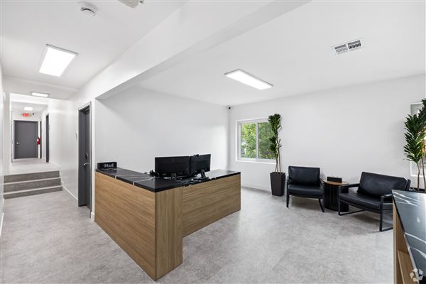 Burbank Modern Office Space – Film/Photo Shoot Ready (5/1/2024 - Credits: In-house photographer)
